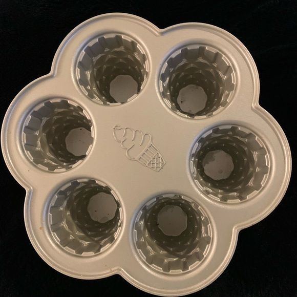 Nordic Ware Ice Cream Cone Cupcake pan baking - Picture 2 of 5